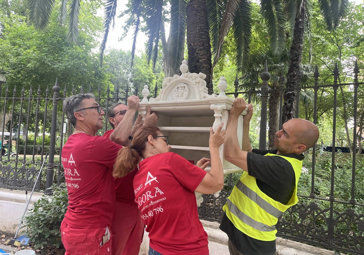 Restauradores colocando la pieza de nuevo en su lugar original