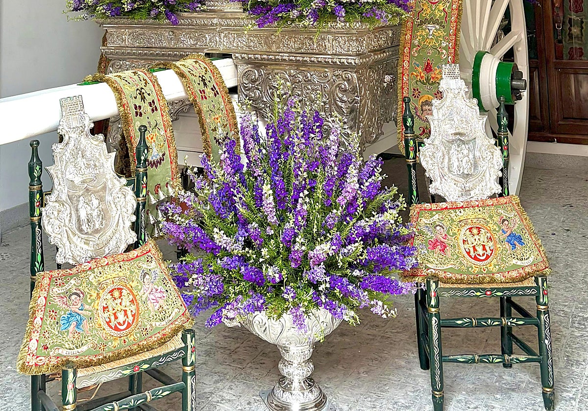 Frontiles y arreos preparados junto a la carreta del Simpecado para salir en romería