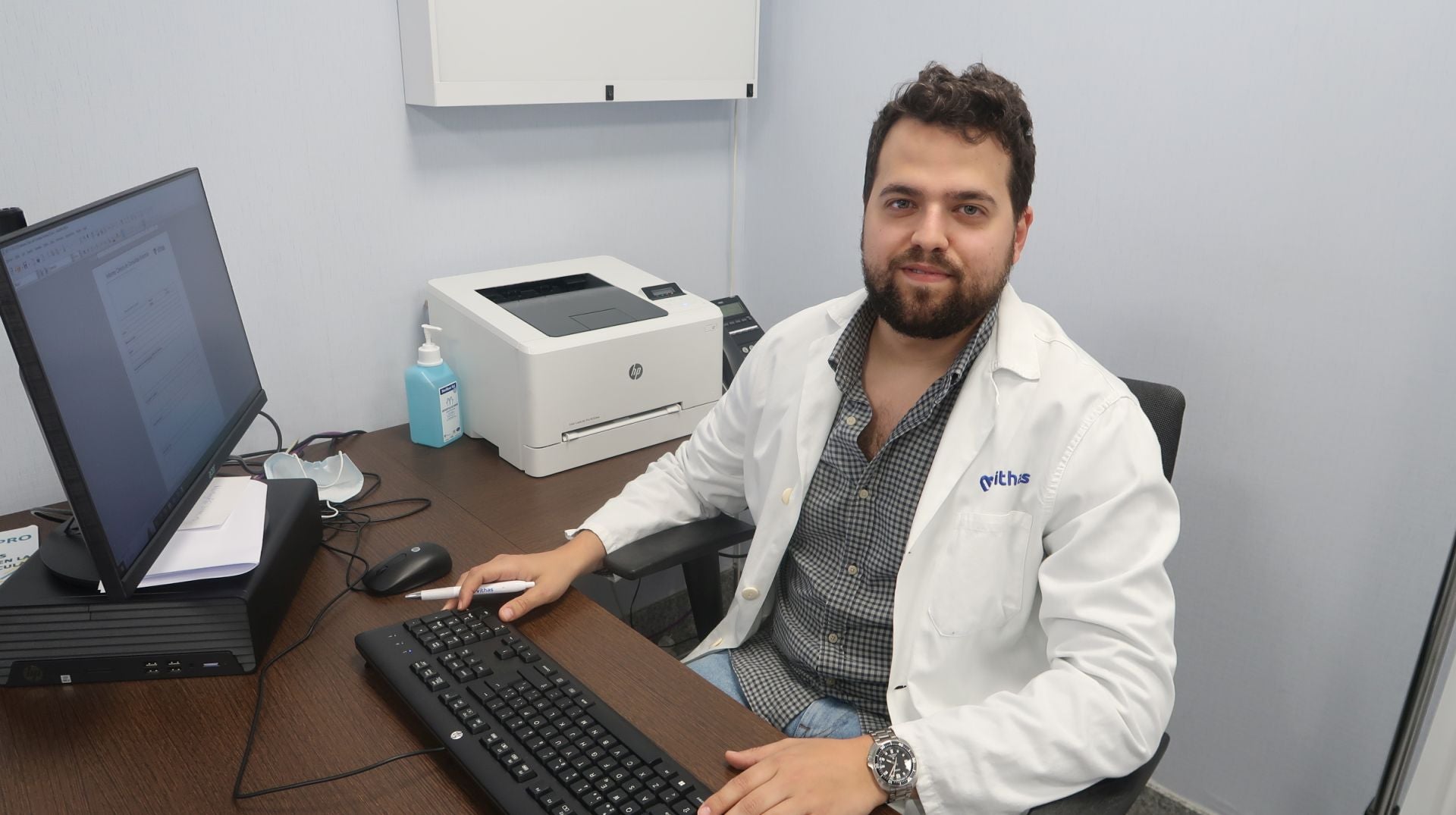 El especialista en neurología de Vithas Sevilla, el Dr. Ignacio Carrera