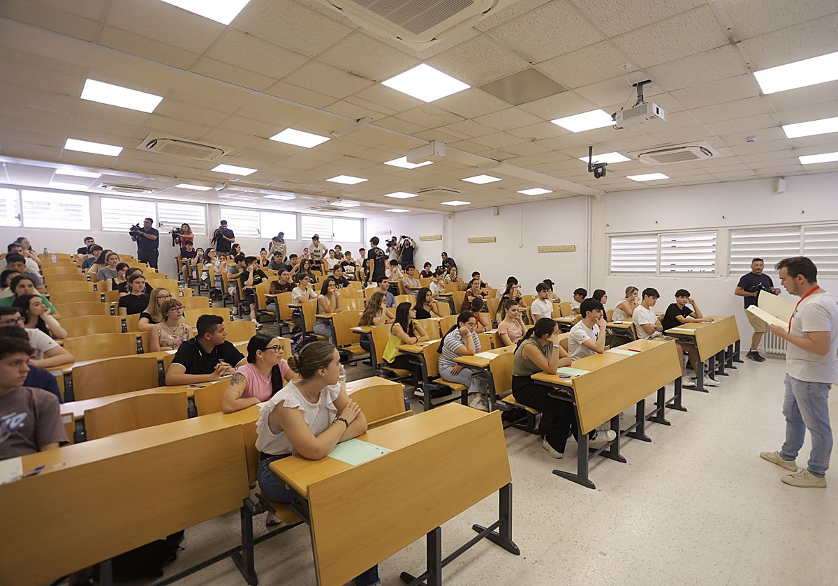 Alumnos se preparan para realizar un examen de Selectividad