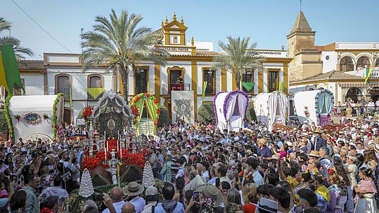 Multitudes en la plaza de España de Gines tras la entronización del simpecado