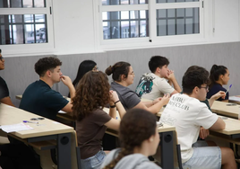 Alumnos de Selectividad examinándose en un centro de la Universidad de Sevilla este 2025