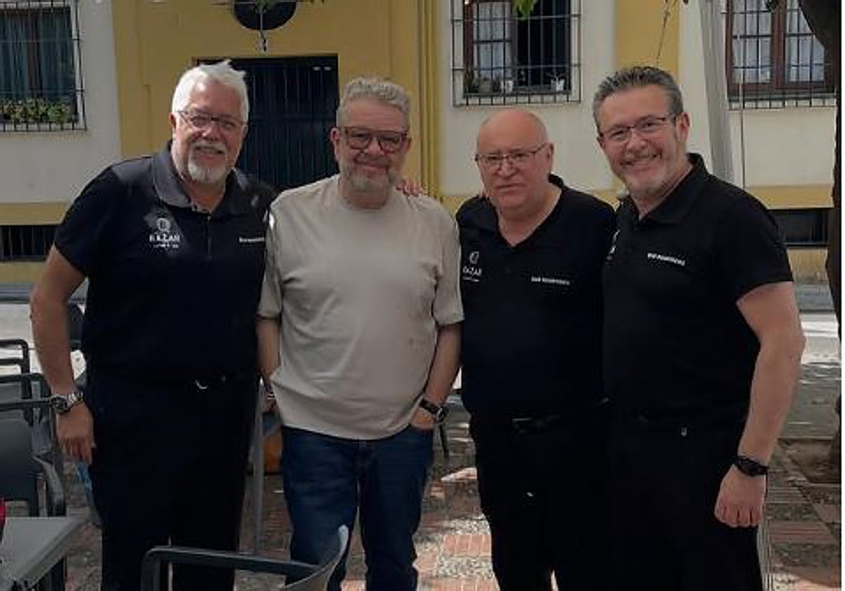 Alberto Chicote, junto a trabajadores del bar Rodríguez de Sevilla
