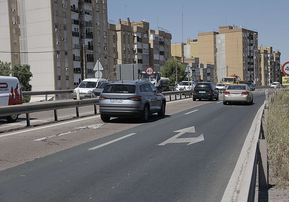 La SE-20 presenta numerosos baches y desniveles que se resolverán con su rehabilitación