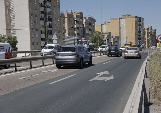 La SE-20 presenta numerosos baches y desniveles que se resolverán con su rehabilitación