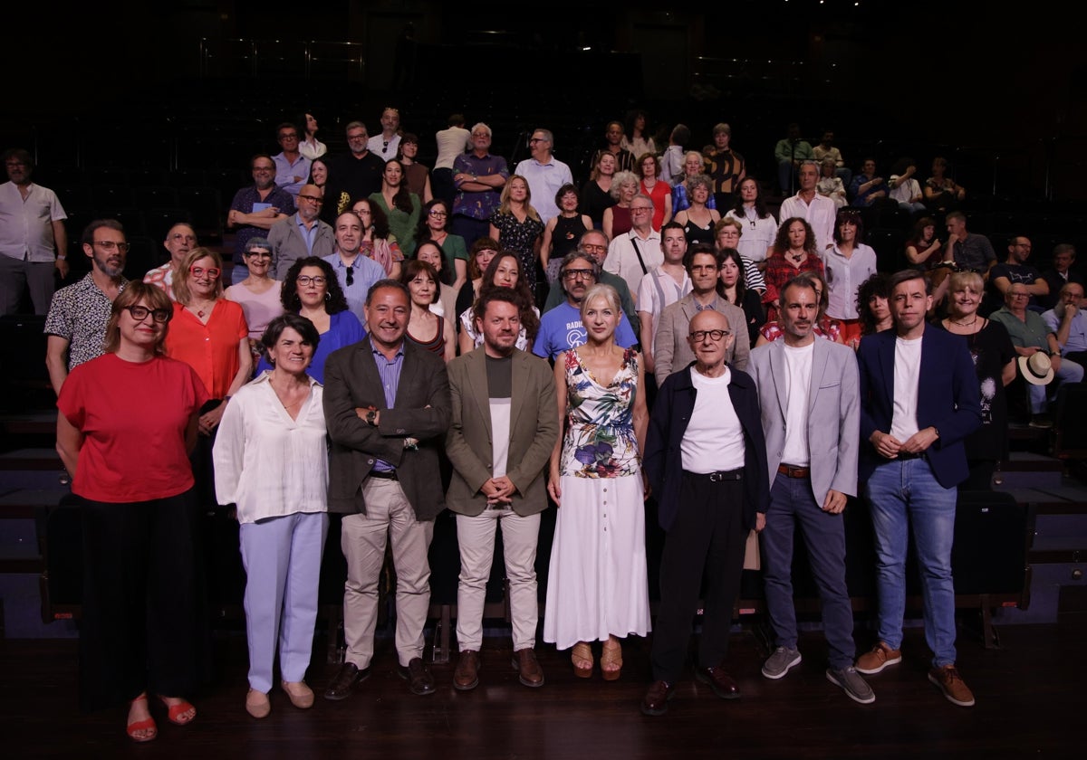 La consejera de Cultura, Patricia del Pozo, junto al todavía director del teatro Central, Manuel Llanes, las autoridades y el público que ha asisitido a la presentación de la programación.