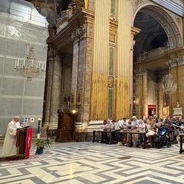 Oración de la mañana en la Basílica de los Santos Apóstoles