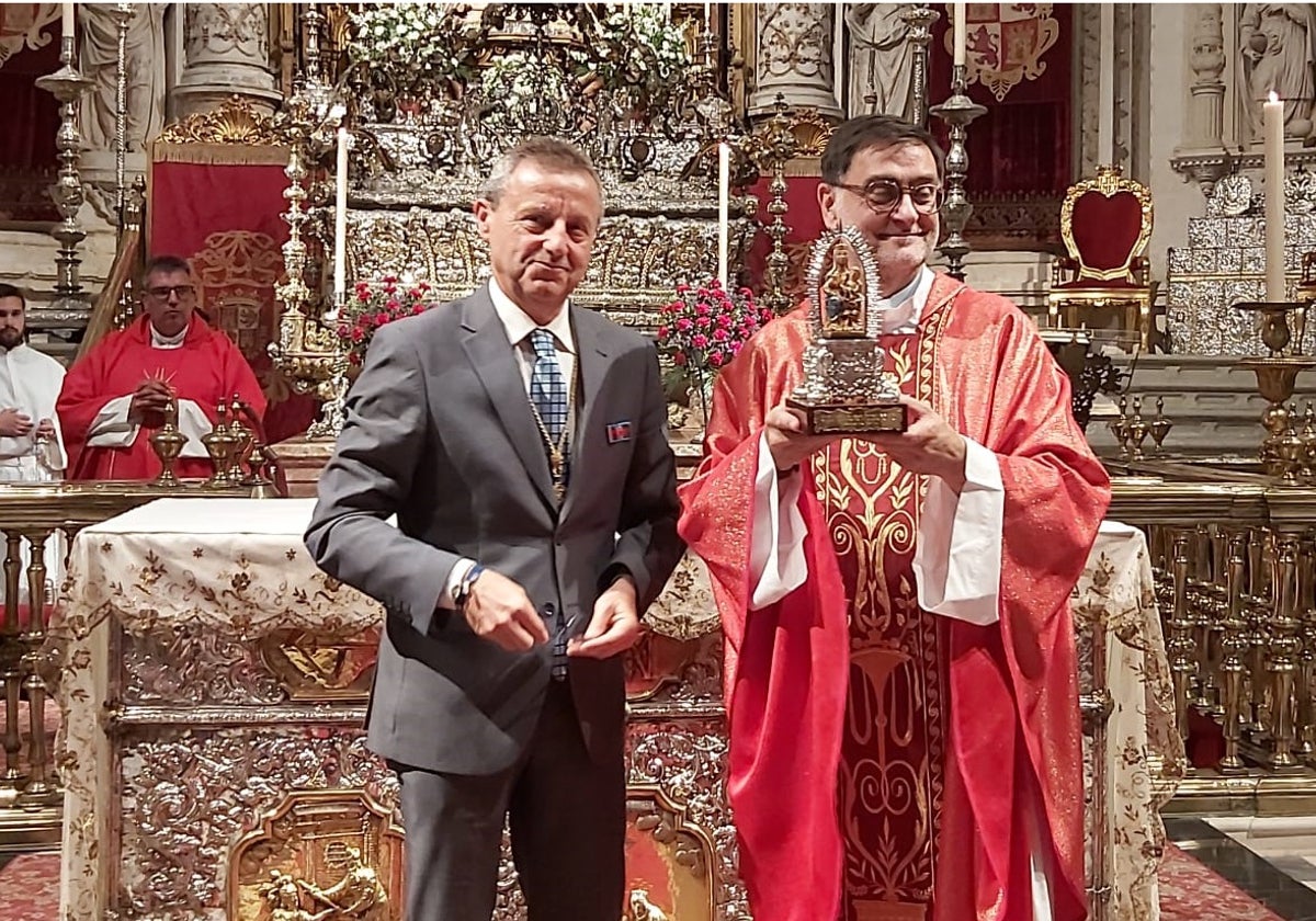 Entrega de la réplica de la Virgen de Aguas Santas en la Catedral de Sevilla