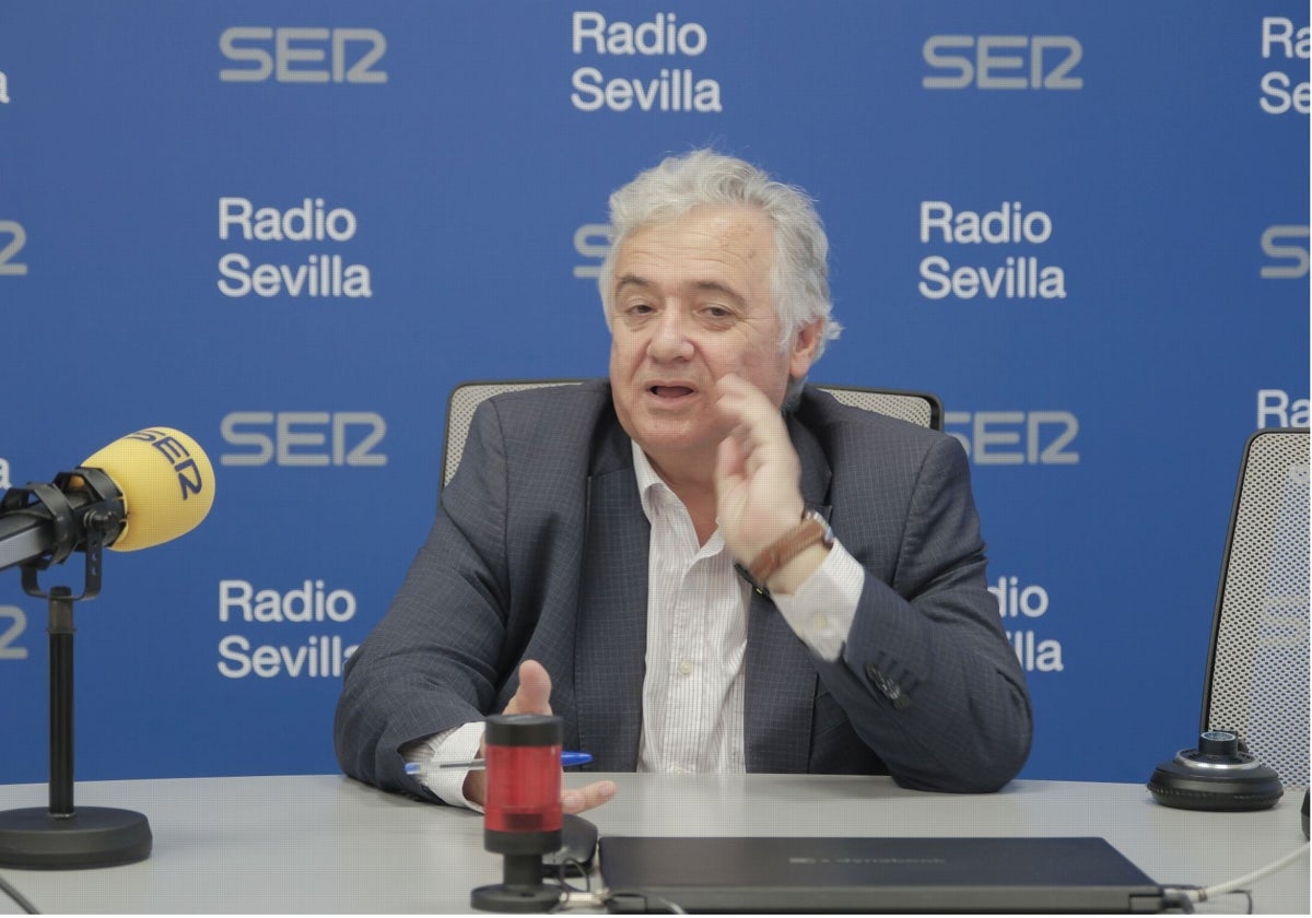 Antonio Yélamo, durante la entrevista, en el estudio Iñaki Gabilondo de Radio Sevilla