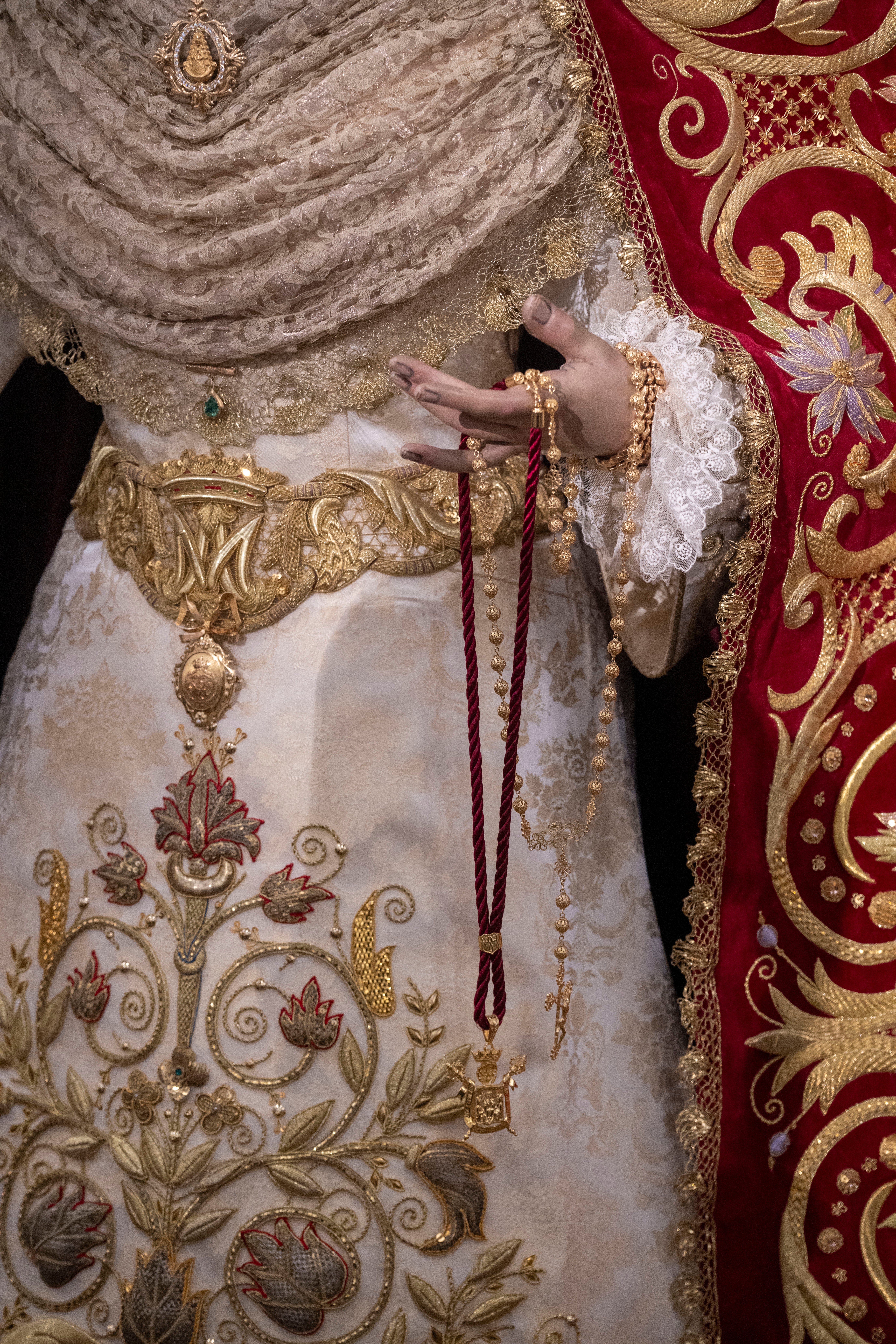 Imposición y bendición de la medalla de la ciudad a la Virgen del Rocío