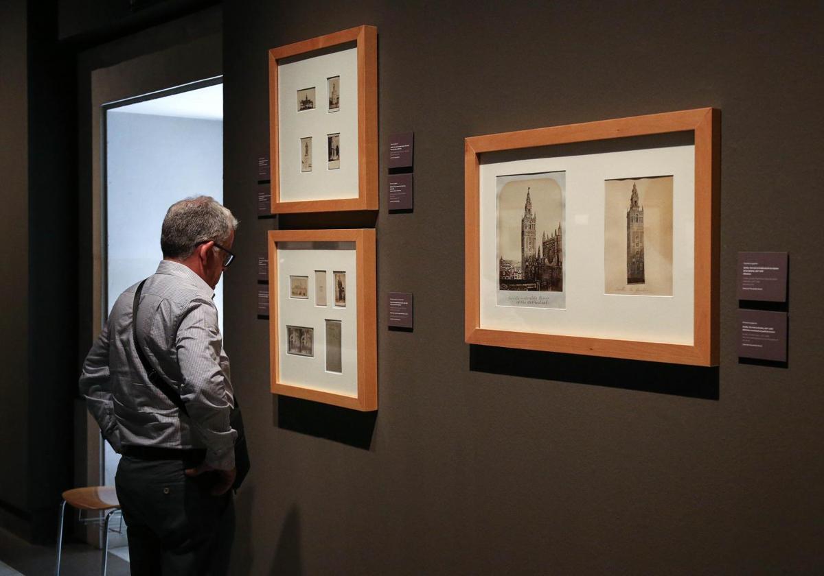 La exposición ha reunido más de 80 obras que, principalmente, reflejan monumentos sevillanos