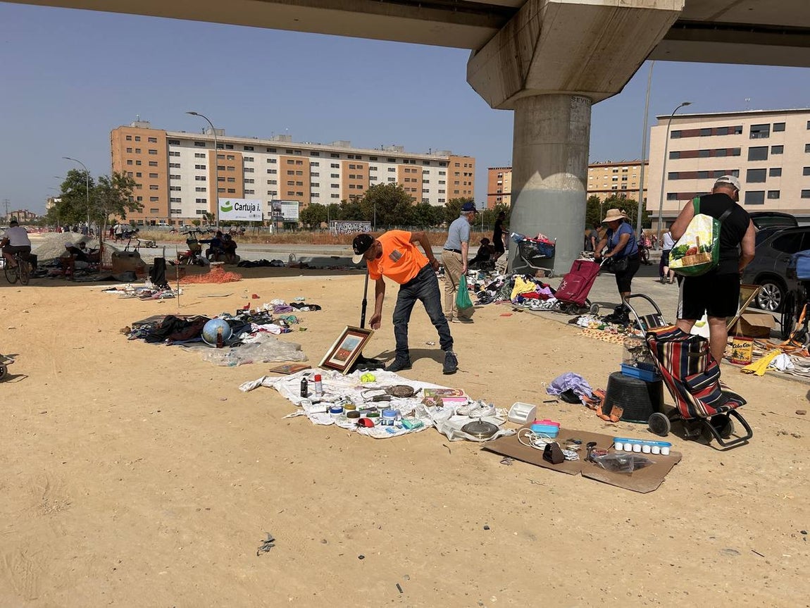 El mercadillo de los domingos en Su Eminencia es un ejemplo de venta ilegal y sin control en la zona