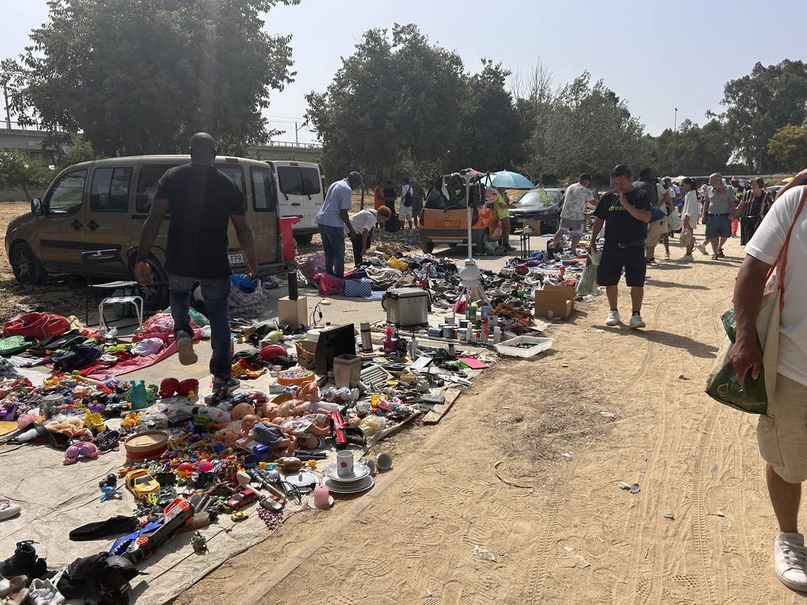 El mercadillo de los domingos en Su Eminencia es un ejemplo de venta ilegal y sin control en la zona
