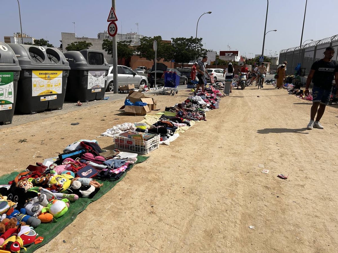 El mercadillo de los domingos en Su Eminencia es un ejemplo de venta ilegal y sin control en la zona