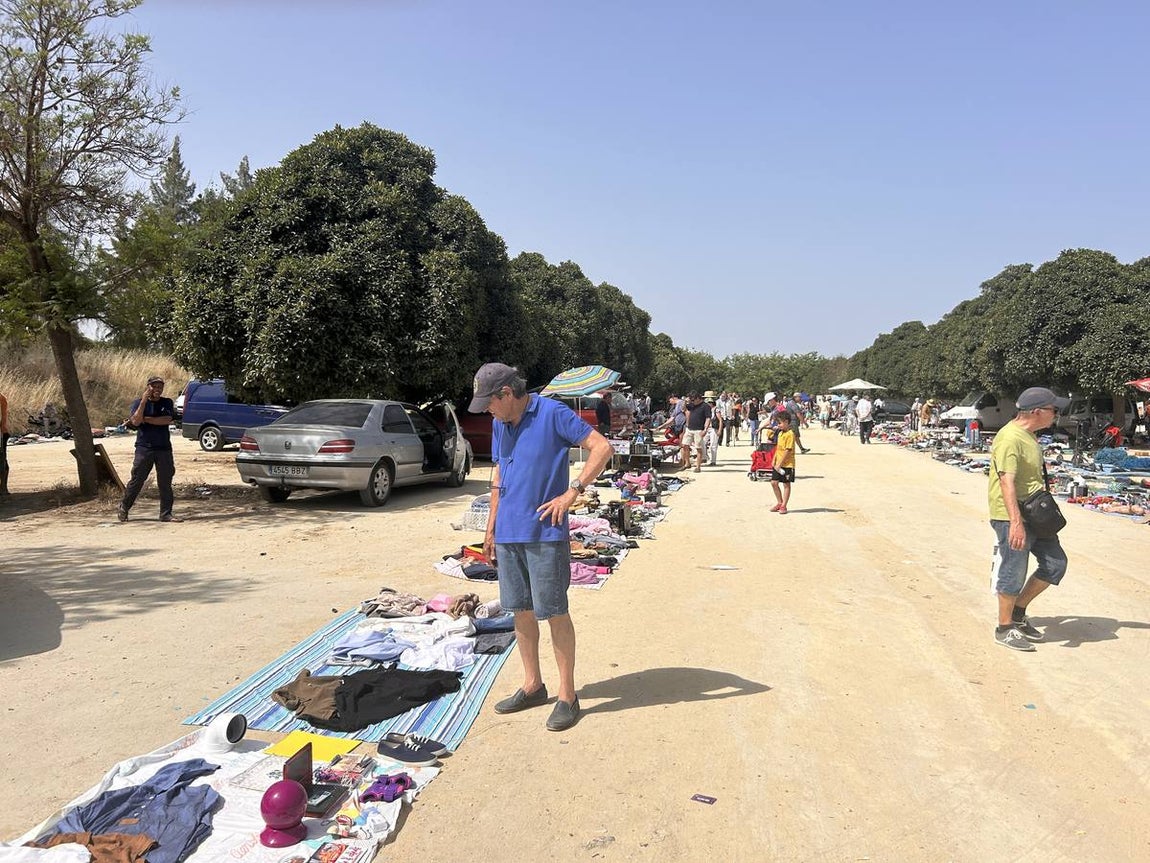 El mercadillo de los domingos en Su Eminencia es un ejemplo de venta ilegal y sin control en la zona