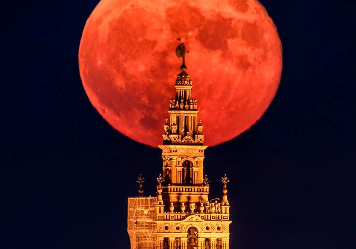 Astrofotografía en Sevilla: un centenar de fotógrafos captarán la luna llena sobre la ciudad