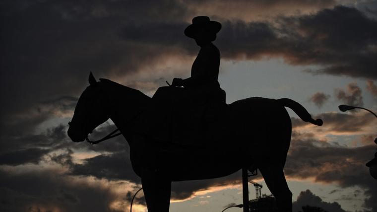 Imagen de archivo de atardecer nublado en el Paseo Colón