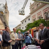 El presidente de la Diputación presentando los nuevos vehículos