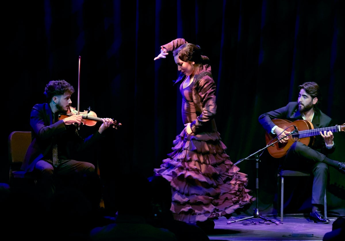 Ángel Crespo, Claudia La Debla y Álvaro Martinete en los momentos finales de su actuación