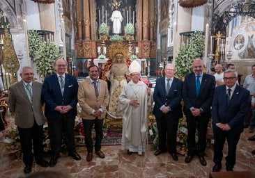 El Ayuntamiento de Sevilla impone la medalla de la ciudad a la Virgen del Rocío