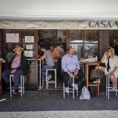 Histórica cervecería sevillana con clientes en la terraza