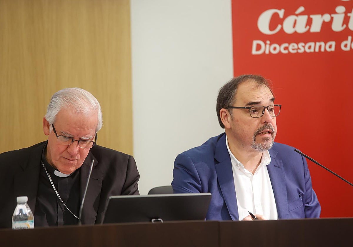 De izquierda a derecha, el arzobispo de Sevilla, José Ángel Saiz Meneses, y el presidente de Cáritas Diocesana de Sevilla, Miguel Ángel Carbajo
