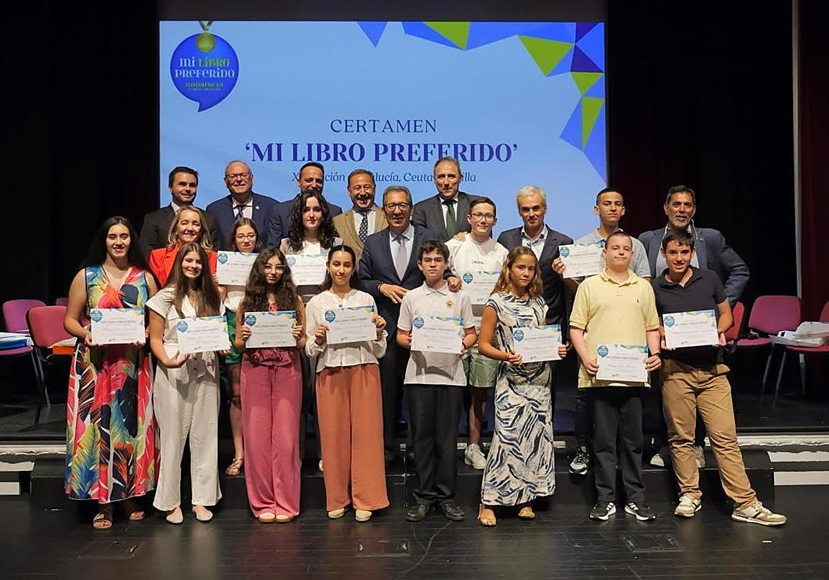 Foto de familia de los premiados y organizadores del certamen