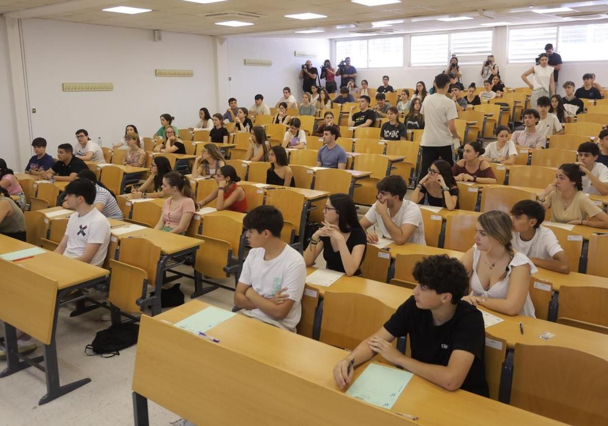 Estudiantes haciendo la prueba de Selectividad en Sevilla