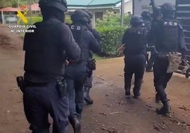 Agentes de la Guardia Civil intervienen en una operación de tráfico de cocaína