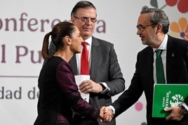 Apretón de manos entre la presidenta mexicana y el CEO de Heineken en el país azteca