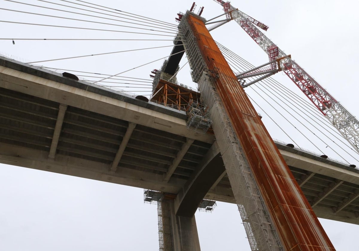 Instalación de los tirantes del Puente del Centenario el pasado mayo