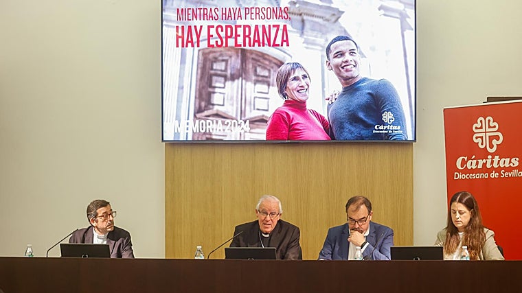 Monseñor Saiz Meneses toma la palabra en el inicio de la presentación de la memoria de Cáritas Diocesana de Sevilla 2024