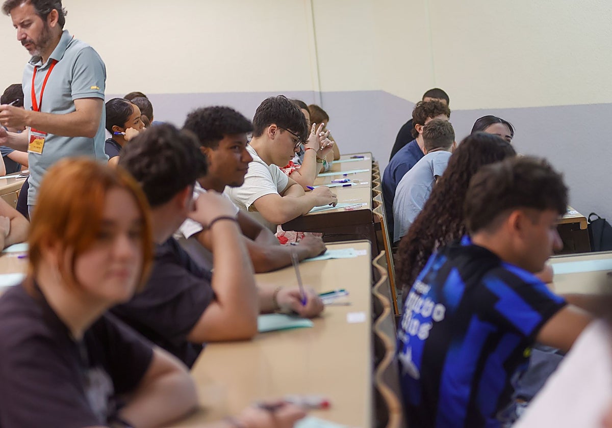 Alumnos se preparan para hacer un examen en la pasada Selectividad en la US