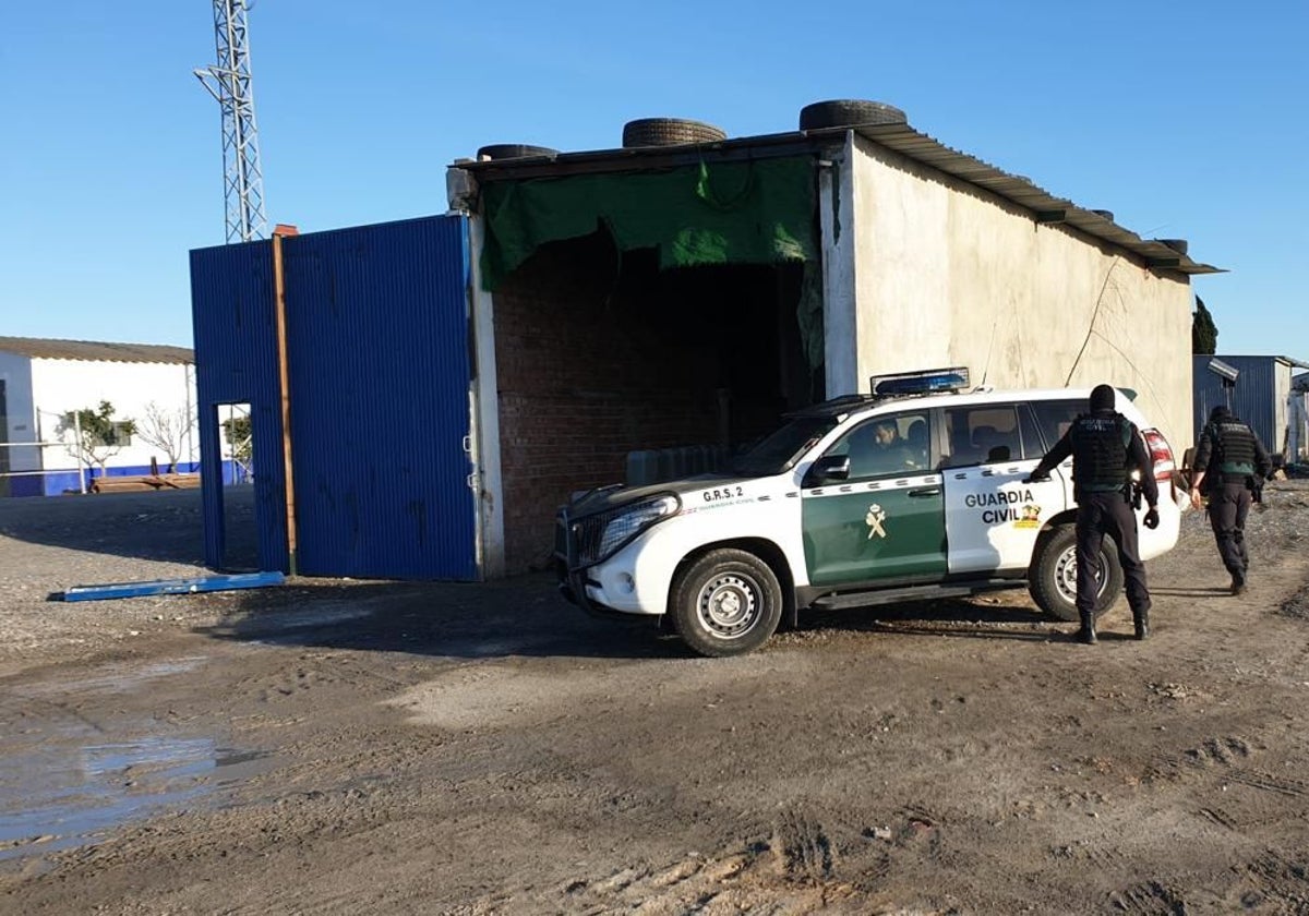 Imagen de archivo de un almacén de combustible para narcolanchas situado en Lebrija
