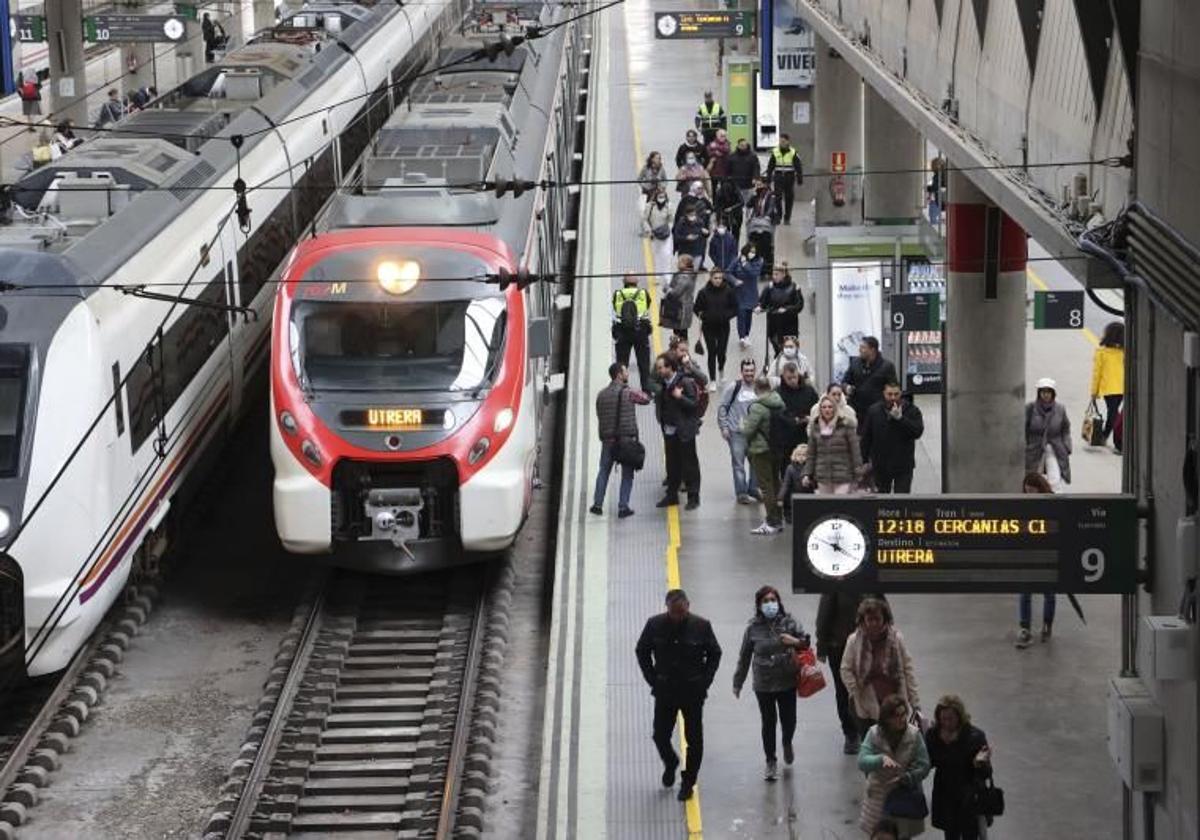 Pasajeros en la estación de Santa Justa de Sevilla