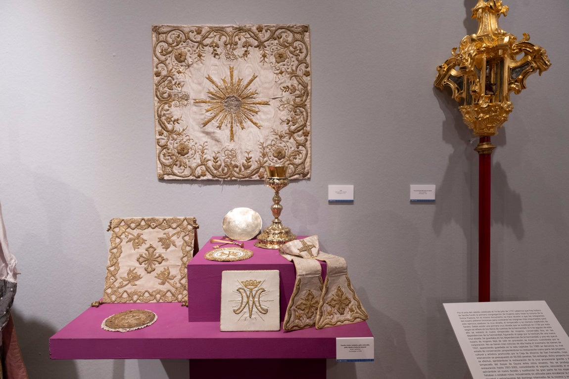 Exposición de la Pastora de Santa Marina en el Mercantil