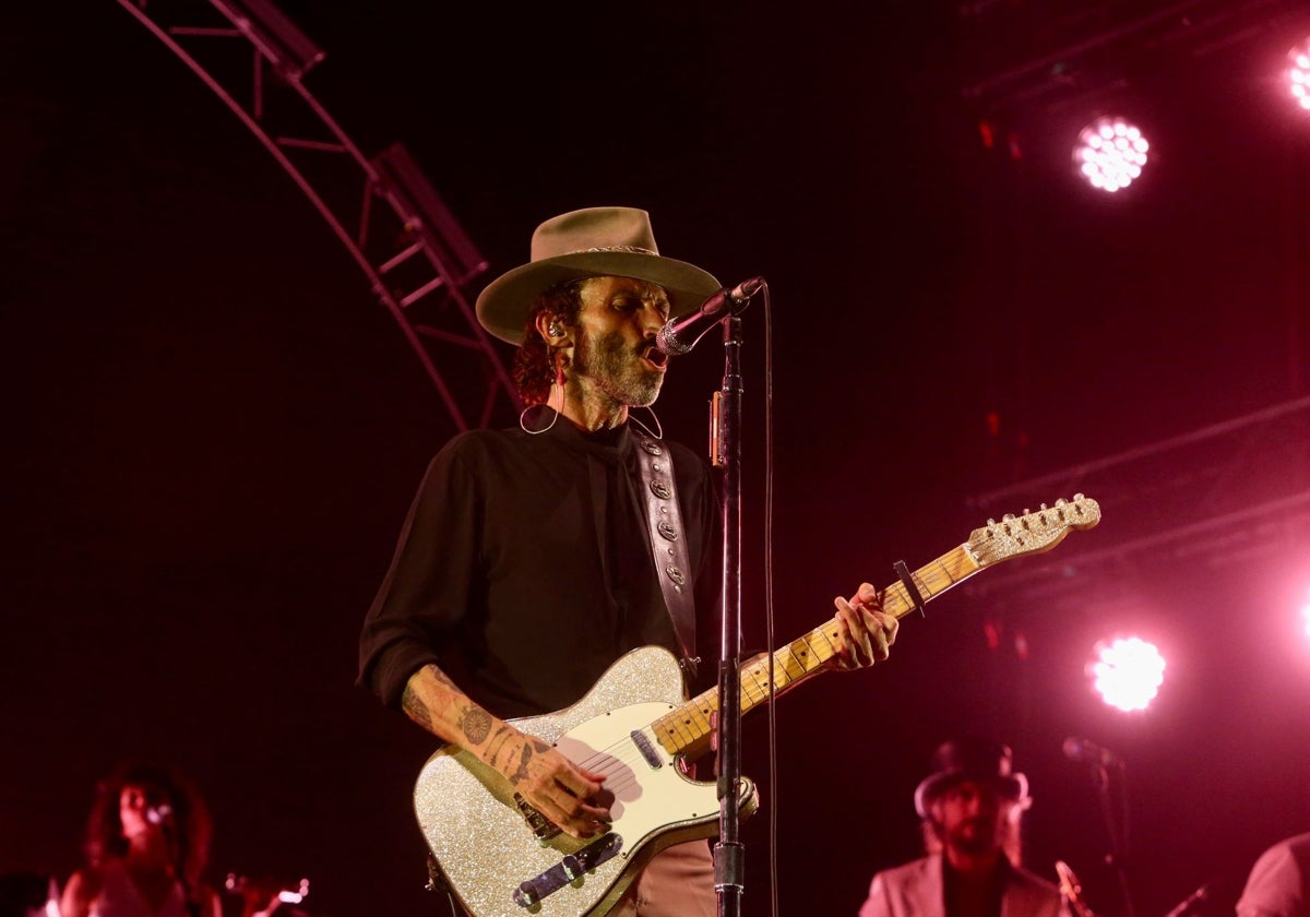 El cantante Leiva durante su actuación en el Iconica Santalucía Sevilla Fest