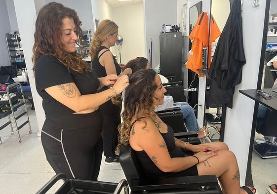 Eva y Sonia de peluquería Los Pirralos en Dos Hermanas peinan a Eli y María de Utrera para la boda de esta tarde