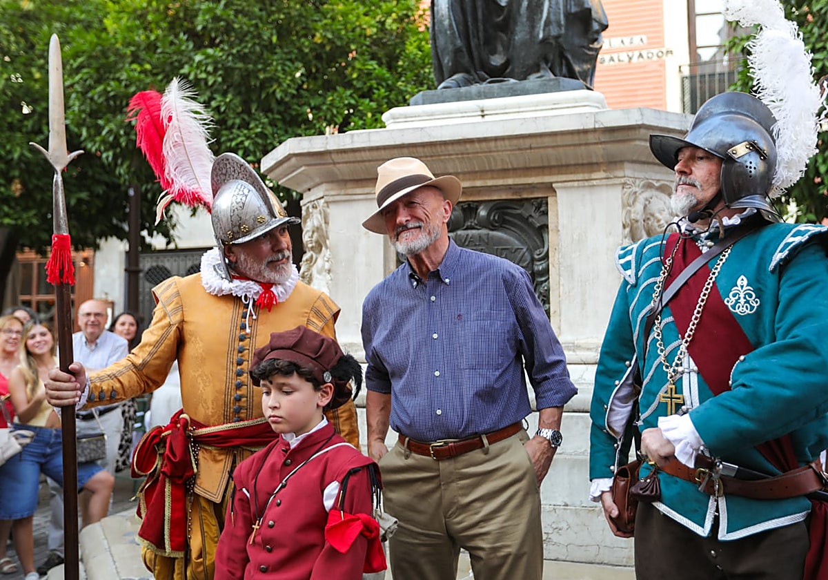 Përez-Reverte junto a los Tercios de Olivares, este sábado en Sevilla