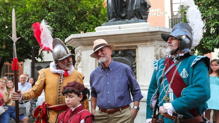 Los Tercios de Olivares recorren las calles de Sevilla con un espectador sorpresa: Arturo Pérez-Reverte