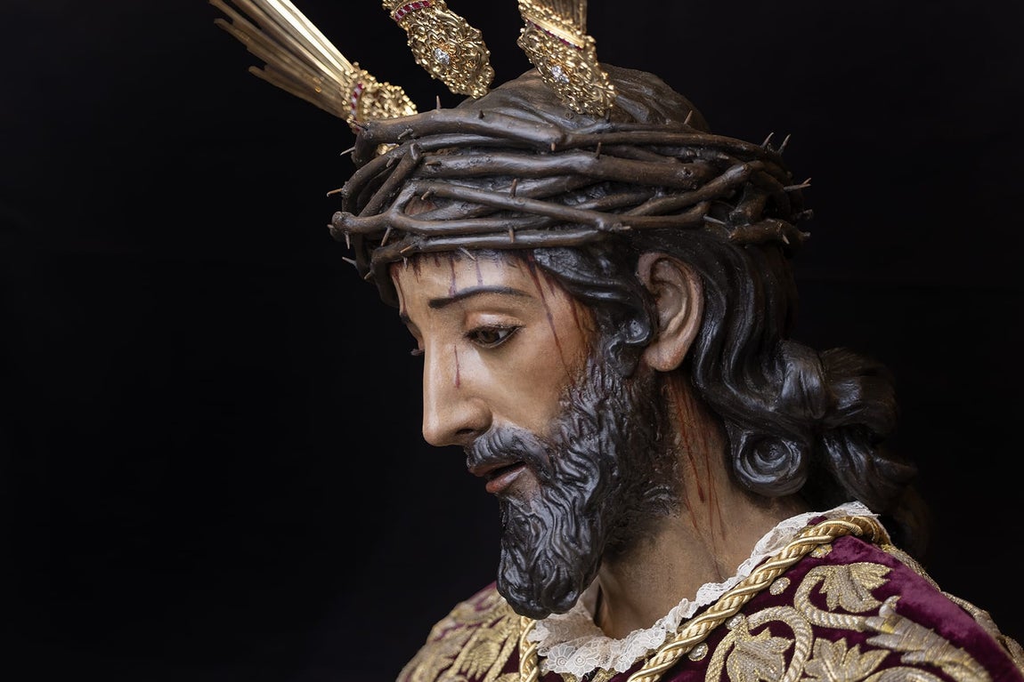 En Imágenes: El Señor de la Sentencia de la Macarena vuelve al culto tras su intervención