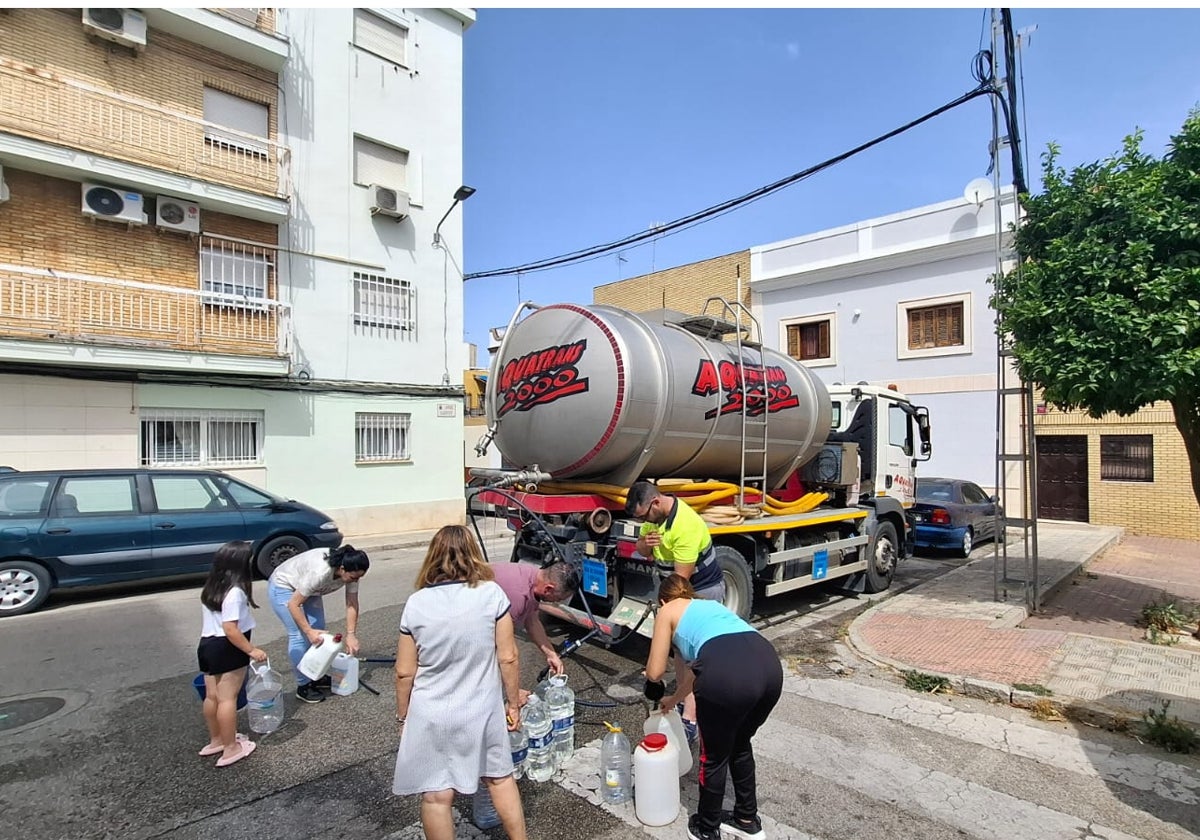 Vecinos de Utrera se abastecen de agua este sábado con un camión cisterna