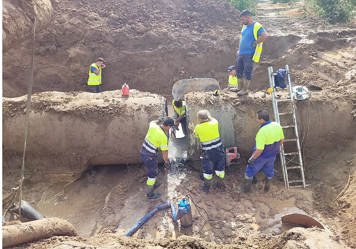 Operarios reparando la avería de la tubería en Tocina