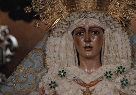La Macarena se despide de sus devotos antes de ser retirada del culto