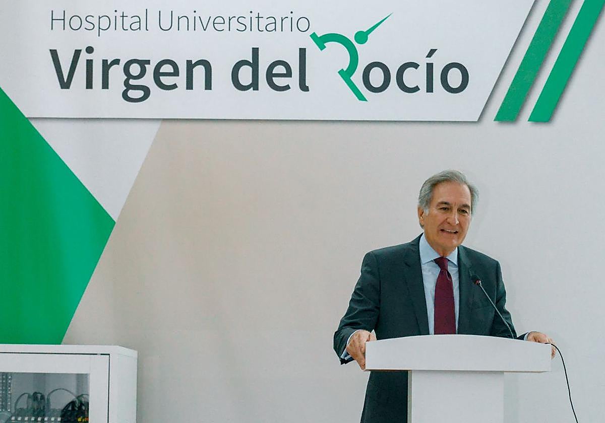 Julián Conejo, director del servicio de Dermatología del Hospital Virgen del Rocío