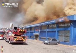 Un aparatoso incendio deja destrozado un gimnasio de Castilleja de la Cuesta