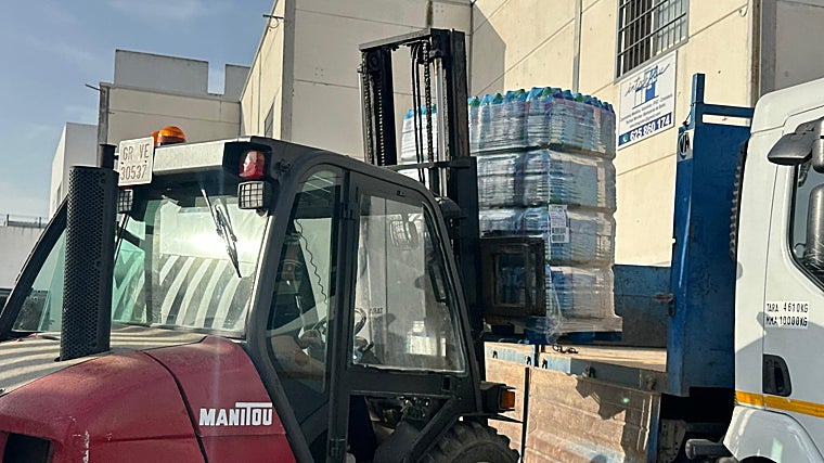 Con un camión municipal se ha repartido agua por los centros educativos, residencias de mayores y población vulnerable