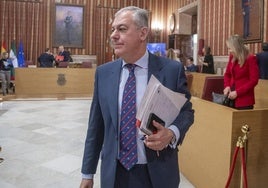 Un ecuador de mandato con el casco y el pico de las obras