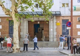 Agrede y amenaza a dos médicos del centro de salud de Marqués de Paradas en Sevilla por no darle la baja a su mujer