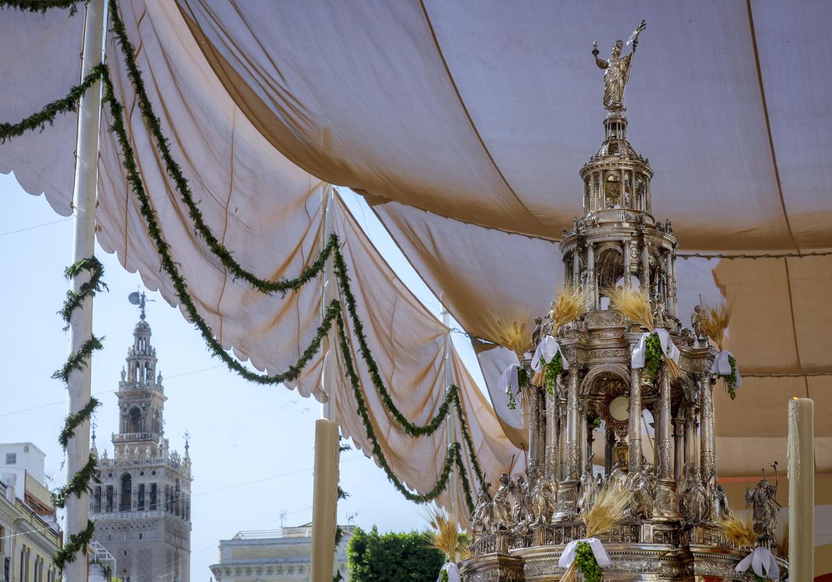 La Custodia cierra la procesión del Corpus en Sevilla